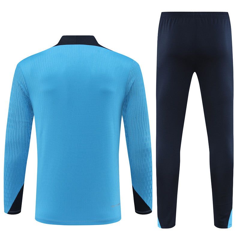 survetement-chelsea-fc-haut-et-bas-saison-2024-2025-tenue-officielle trainingspak Chelsea FC boven- en onderkleding seizoen 2024 2025 officiële tenue