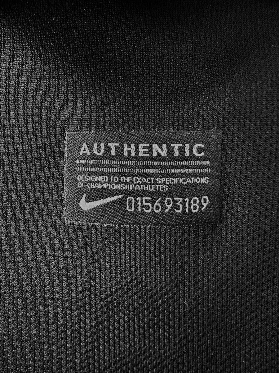 tenue-de-football-bresil-noir-avec-ecusson-et-finitions-premium Braziliaans zwart voetbalshirt met logo en premium afwerking