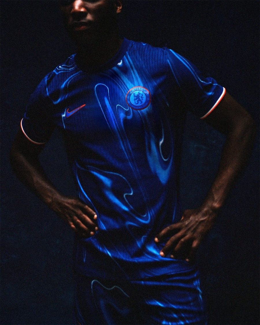 tenue-de-match-chelsea-fc-home-kit-2024-2025-maillot-bleu Wedstrijdtenue Chelsea FC home kit 2024-2025 blauw shirt