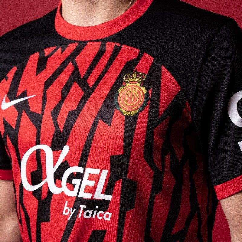 tenue-domicile-rcd-mallorca-rouge-et-noir-maillot-de-football-espagnol Thuistenue RCD Mallorca rood en zwart Spaans voetbalshirt