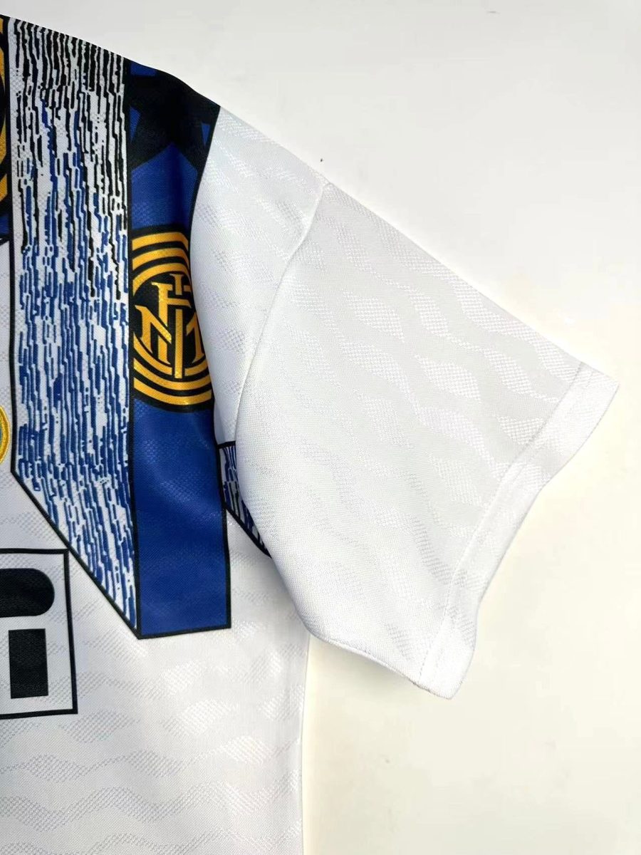 tenue-officielle-inter-milan-a-l-exterieur-style-vintage-saison-quatre-vingt-quinze-quatre-vingt-seize Officieel Inter Milaan uittenue vintage stijl seizoen 1995-1996