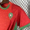 tenue-officielle-maroc-rouge-et-vert-pour-supporter-les-lions-de-l-atlas Officiële Marokkaanse outfit rood en groen voor supporters van de Atlas Leeuwen