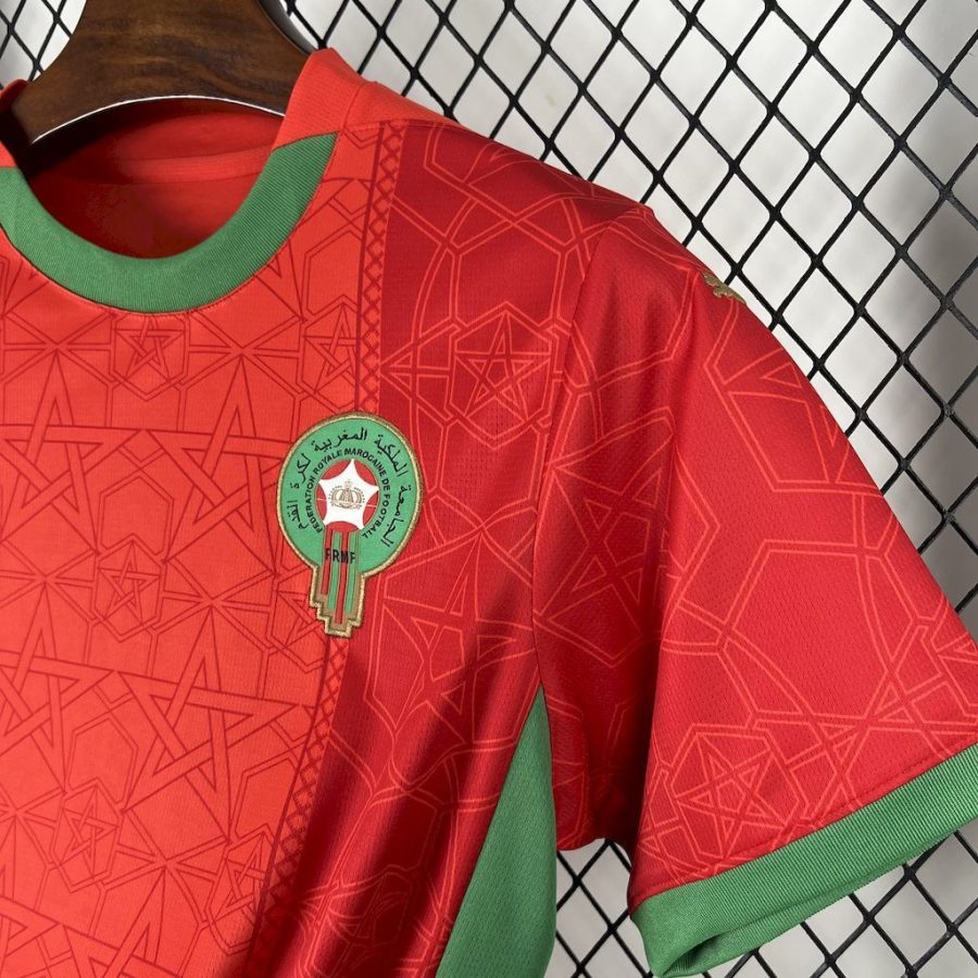 tenue-officielle-maroc-rouge-et-vert-pour-supporter-les-lions-de-l-atlas Officiële Marokkaanse outfit rood en groen voor supporters van de Atlas Leeuwen