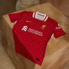 tunique-de-football-liverpool-home-kit-rouge-avec-ecusson-du-club Liverpool voetbalshirt home kit rood met clubembleem