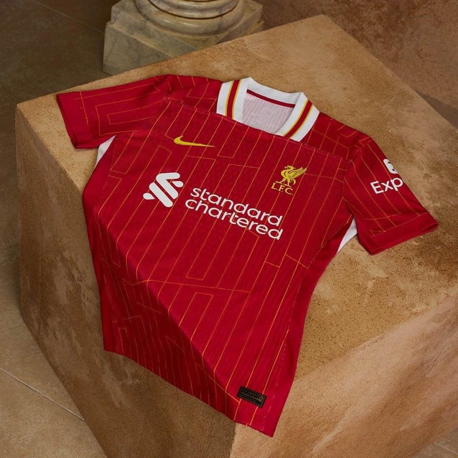 tunique-de-football-liverpool-home-kit-rouge-avec-ecusson-du-club Liverpool voetbalshirt home kit rood met clubembleem
