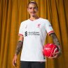 tunique-de-football-liverpool-modele-third-avec-ecusson-du-club Liverpool voetbalshirt uitshirt model met clubembleem