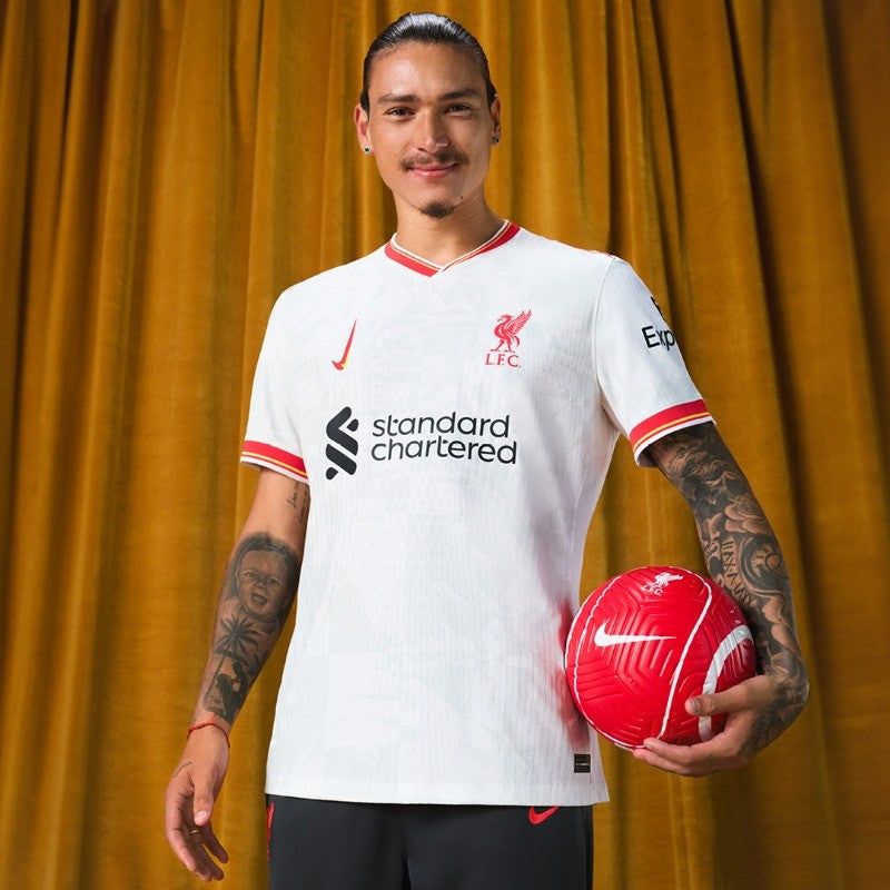 tunique-de-football-liverpool-modele-third-avec-ecusson-du-club Liverpool voetbalshirt uitshirt model met clubembleem