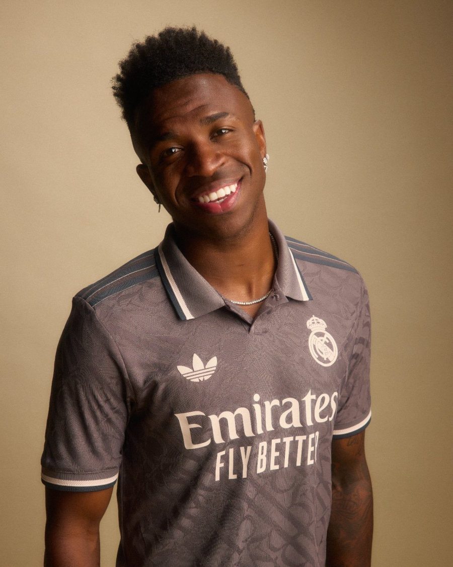 tunique-exterieure-real-madrid-third-violet-avec-ecusson-du-club Tunique extérieure Real Madrid third violet avec écusson du club
