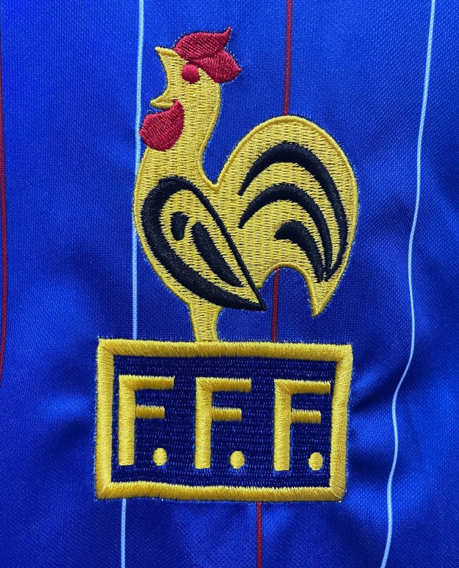 tunique-football-france-domicile-annee-mille-neuf-cent-quatre-vingt-deux-style-classique Frankrijk thuisshirt jaar 1982 klassieke stijl