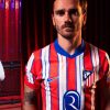tunique-officielle-atletico-madrid-a-domicile-avec-blason-du-club-et-rayures-rouges Officieel Atletico Madrid thuisshirt met clubembleem en rode strepen