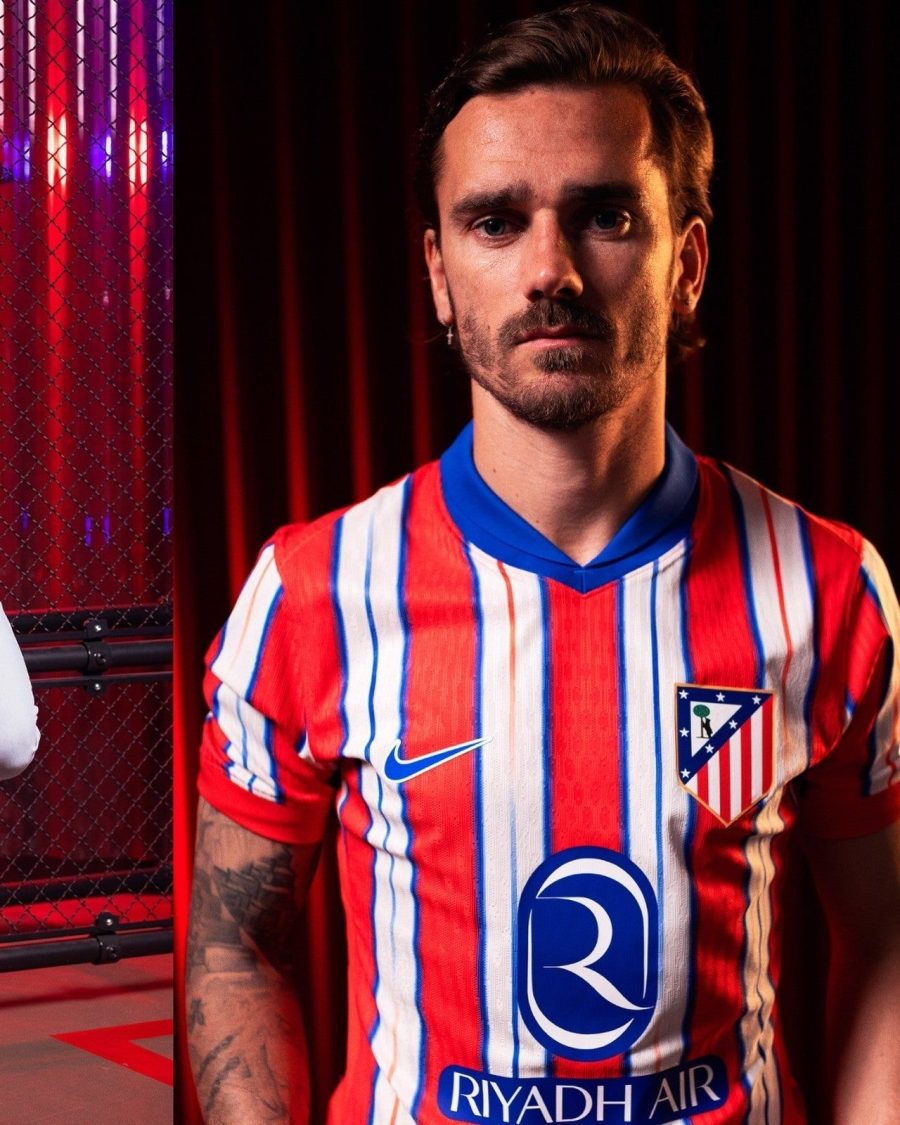 tunique-officielle-atletico-madrid-a-domicile-avec-blason-du-club-et-rayures-rouges Officieel Atletico Madrid thuisshirt met clubembleem en rode strepen