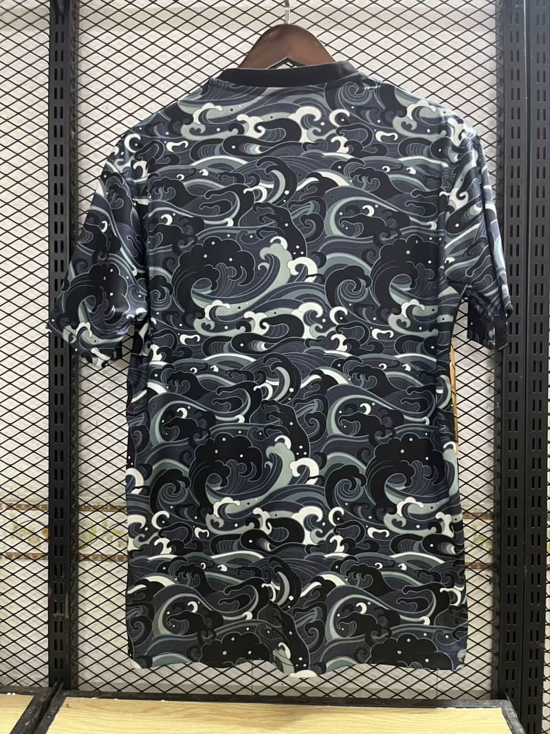 003adc38-d513-41d8-9f2f-2f244f7bf089_98739244-1639-45df-851f-ba73cd12c8ff.jpg Zwart Premium Shirt Japan 24/25