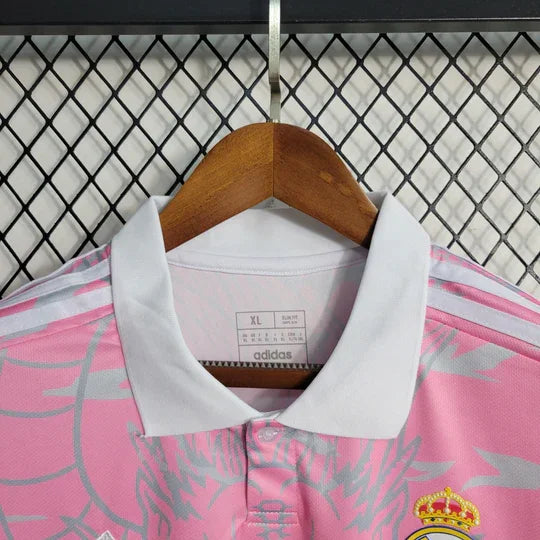 04855514_540x_a1b12e47-3768-4057-a8ac-2eb31fa99032.jpg Real Madrid 2023-2024 Speciale Editie Roze Draak Voetbalshirt