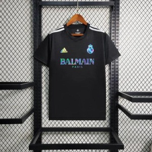 0CB555230AED15C571391CF40E6A2E4E_540x_b2a1d5cb-f335-4ed7-99f7-59f7ad8f5172.jpg Real Madrid 2023-2024 Zwart Balmain Shirt