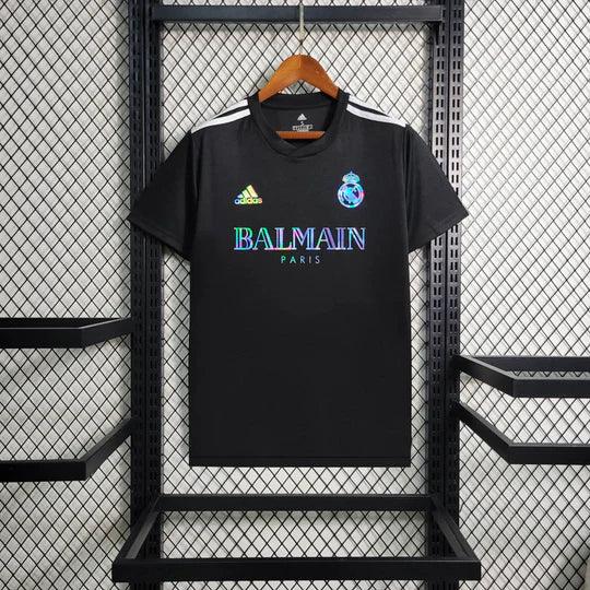 0CB555230AED15C571391CF40E6A2E4E_540x_b2a1d5cb-f335-4ed7-99f7-59f7ad8f5172.jpg Real Madrid 2023-2024 Zwart Balmain Shirt