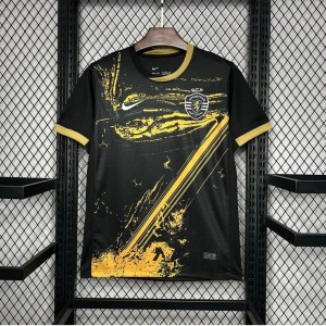 194156C7-B3F6-49F3-AB88-AC1DA08DF459.jpg Sporting 2024/25 Vierde Voetbalshirt