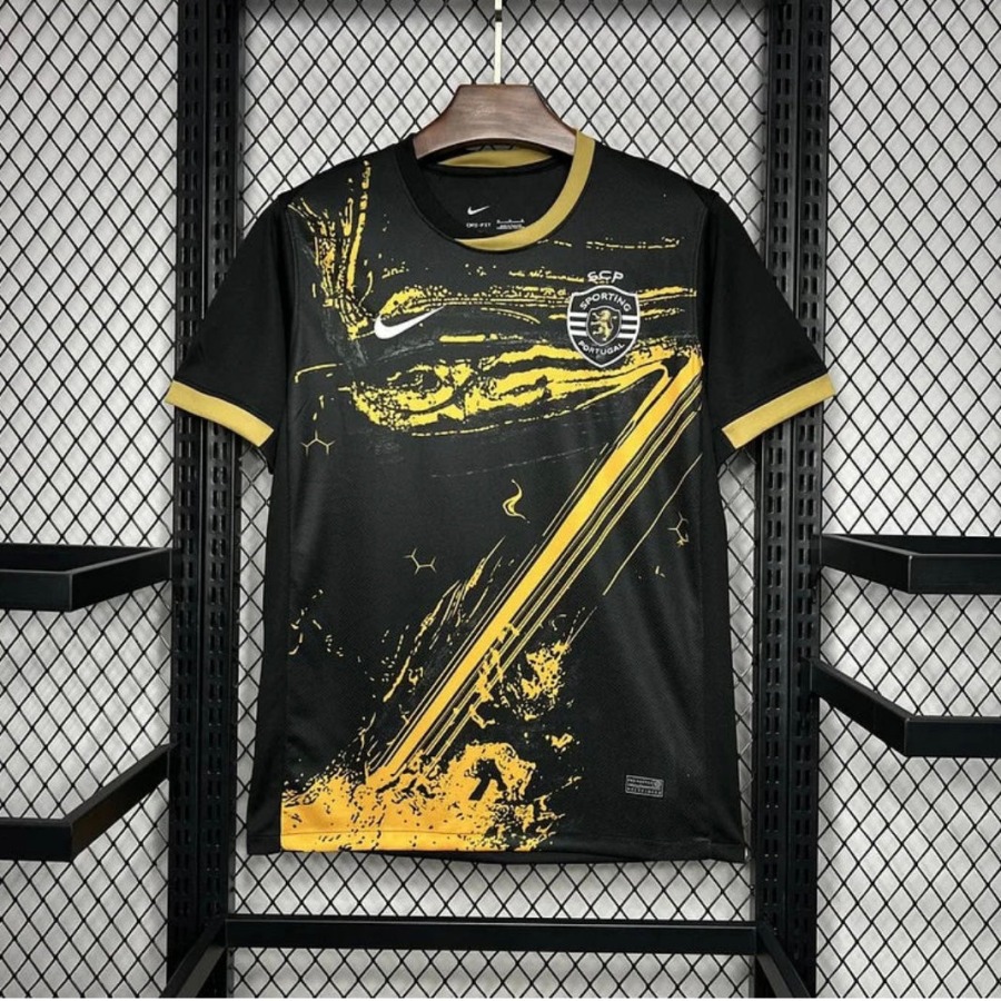 194156C7-B3F6-49F3-AB88-AC1DA08DF459.jpg Sporting 2024/25 Vierde Voetbalshirt
