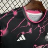 200056d1_540x_08a1f5d7-eff8-416f-ba6e-f06819ef0e41.jpg Real Madrid Zwart Roze Panther Voetbalshirt 2024/25