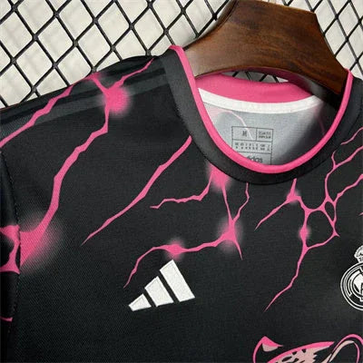 200056d1_540x_08a1f5d7-eff8-416f-ba6e-f06819ef0e41.jpg Real Madrid Zwart Roze Panther Voetbalshirt 2024/25