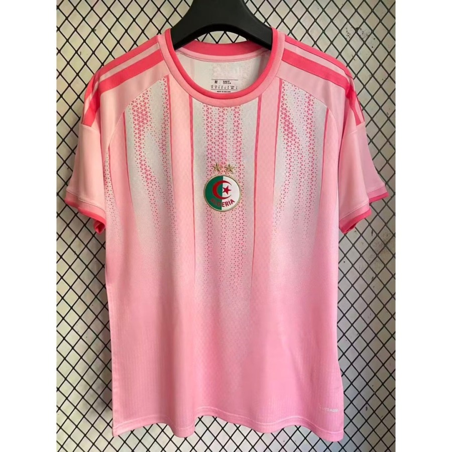 31cd30731d355496d6924753429d6e6e.jpg Algerije 2025/26 Rose Speciale Editie Voetbalshirt