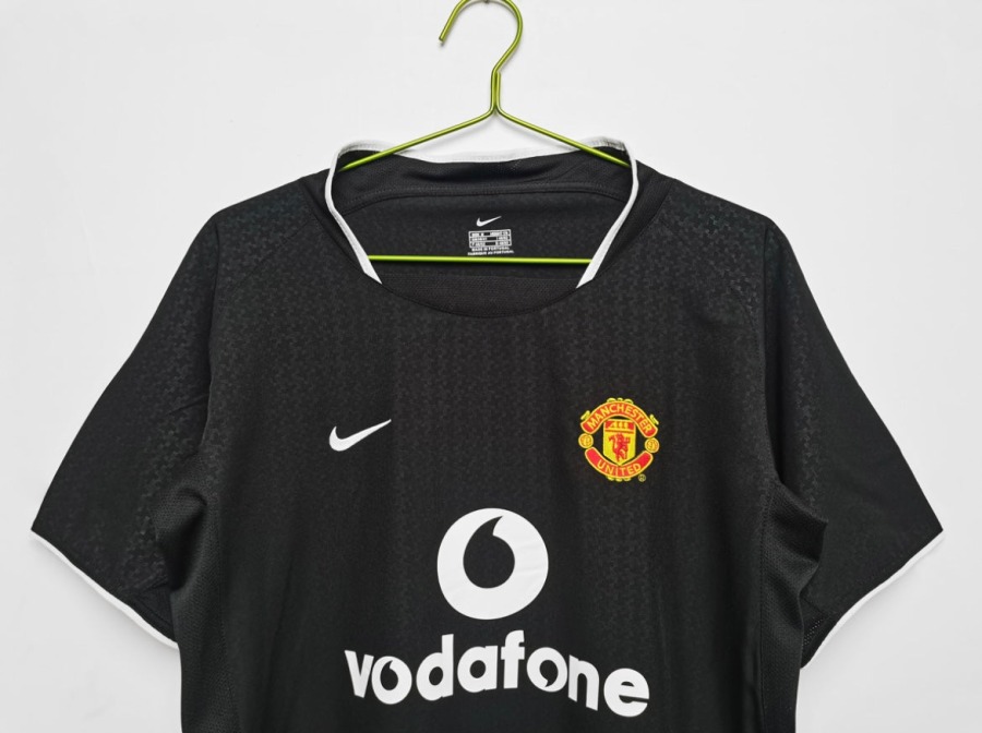 361C5D9C-928E-4D94-87CE-84A9E30DA434.jpg Manchester United 2003/04 Uitshirt