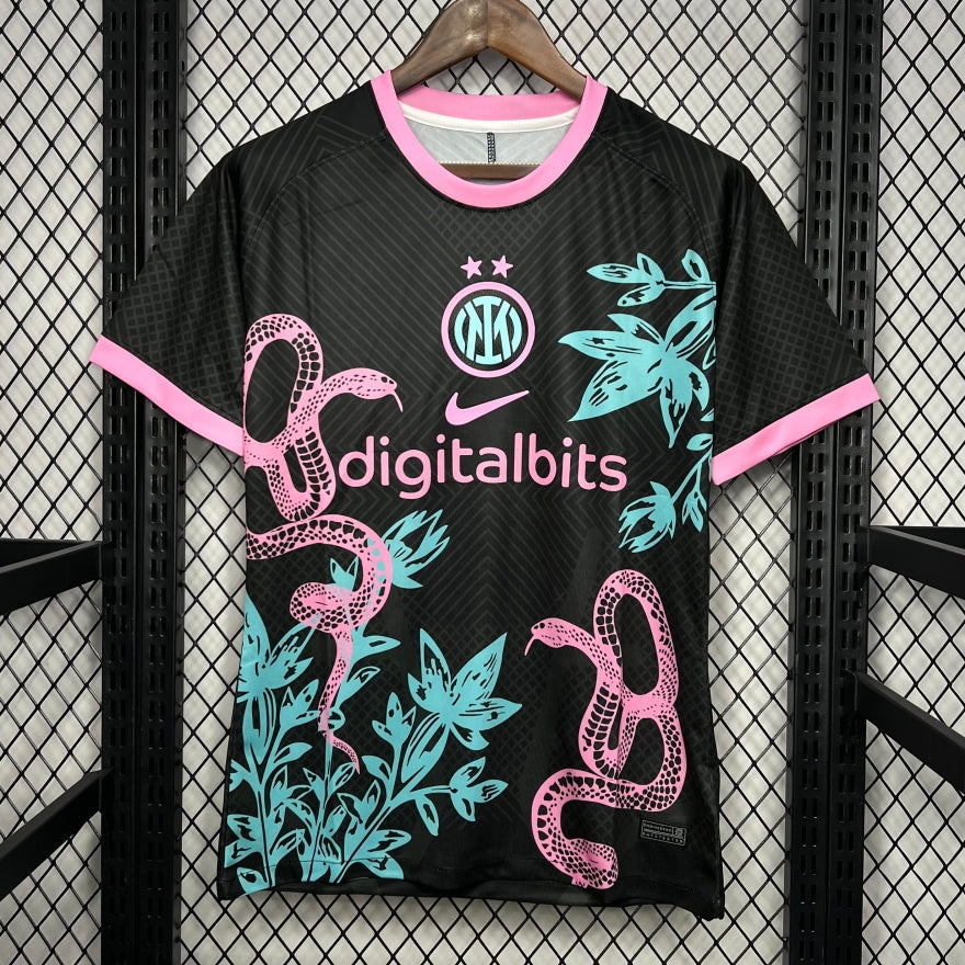 4a0065ae578a97818bb66991219617d3_20c76c06-2517-489c-935b-d64040a91d2f.jpg Inter Milan 24/25 Rode Slang Uitshirt