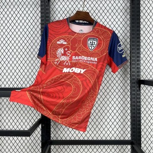 4fee789b.jpg Cagliari 2025-26 Heren Kinderen Voetbalshirt
