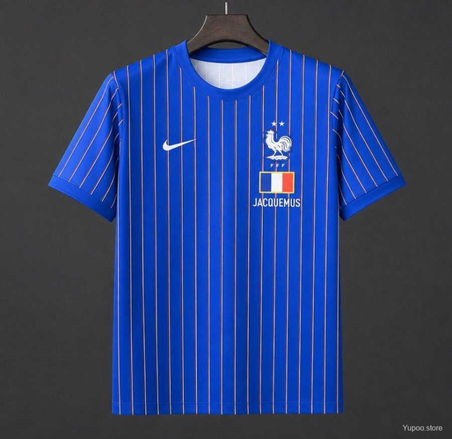 63c16b2799e06c46df2a0631d0df7ec7.jpg Frankrijk 2026 Speciale Editie Jacquemus Blauw Voetbalshirt