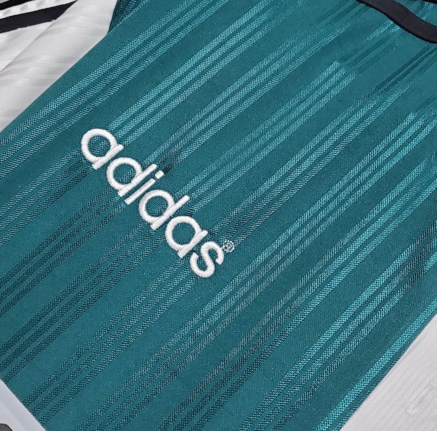 68EB4BF6-DD64-497E-B874-53F906C0AEC7.jpg Liverpool 1995/96 Uitshirt