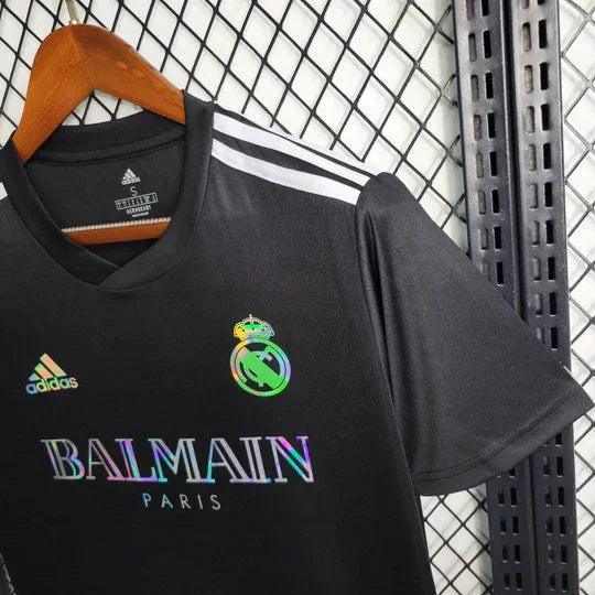 7FBB41CC1B27FB57A1EF7D4B8C7B6D2F_540x_f17aed9f-47b7-4596-a39c-a25c190fce10.jpg Real Madrid 2023-2024 Zwart Balmain Shirt