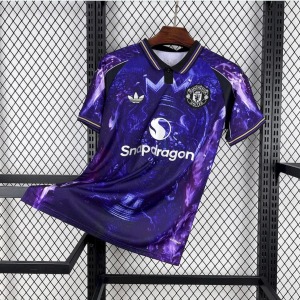 8133702C-5E0B-4370-984C-48361E4783A7.jpg Manchester United Voetbalshirt 2025/26 Concept
