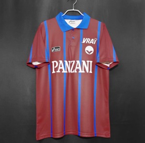 8586E104-FDED-49CB-B8D8-567AA3B83120.jpg Bordeaux Thuisshirt 1993/94