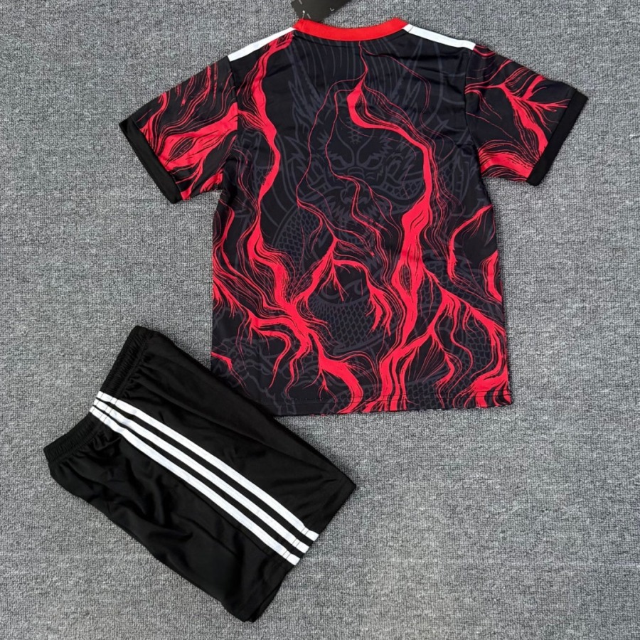 8b9ae566eee49b77d860de214ce2df26.jpg Maillot Real Madrid 25/26 Enfant Rouge Spécial