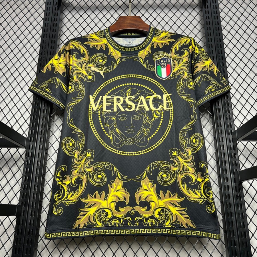 9e0ba45b60210e557dbc666fd4474901.jpg Italië Voetbalshirt 24/25 Speciale Editie Geel