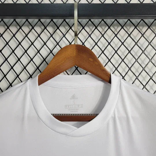 C0777F7B331BA60934D9E8BCEFBA8B99_540x_7c751456-7c38-4886-aa5f-e4f39e8df2cd.jpg Voetbalshirt Real Madrid Wit 2023-2024