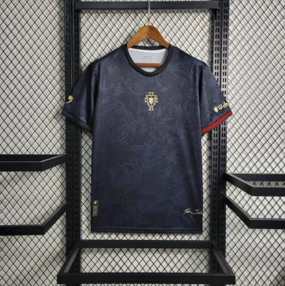 Captured_ecran2024-08-08a19.35.21_9b4e7984-3d1c-4339-becd-36ac0655f74c.png Portugal Thuisshirt 2024/25 Zwart Speciale Editie
