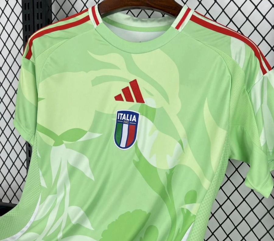DC249656-2D66-4E26-8A76-7A6CE17E8793.jpg Italië Concept Voetbalshirt 2025