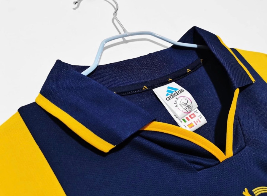 E7F472AD-D689-414C-A675-C509664DE412.jpg Ajax Amsterdam 2000/01 Uitshirt