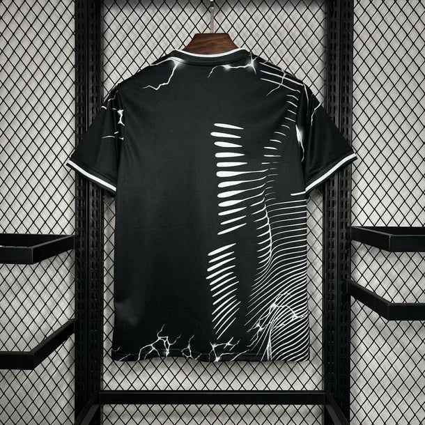 Image_188_610x_crop_center_db3a774b-92cb-43f6-9230-809b6c82a332.jpg Real Madrid Zwart & Grijs Panther Voetbalshirt 2024/25