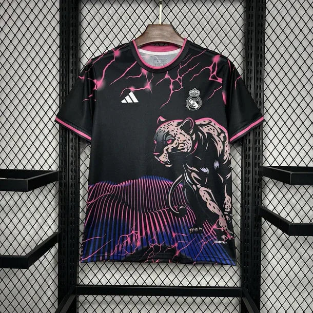 Image_189_610x_crop_center_150486cb-78fe-4f81-9beb-058f63c08ad9.jpg Real Madrid Zwart Roze Panther Voetbalshirt 2024/25