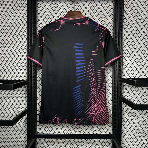 Image_194_610x_crop_center_08968838-9c21-4f64-a007-8dbdafcf22e3.jpg Real Madrid Zwart Roze Panther Voetbalshirt 2024/25