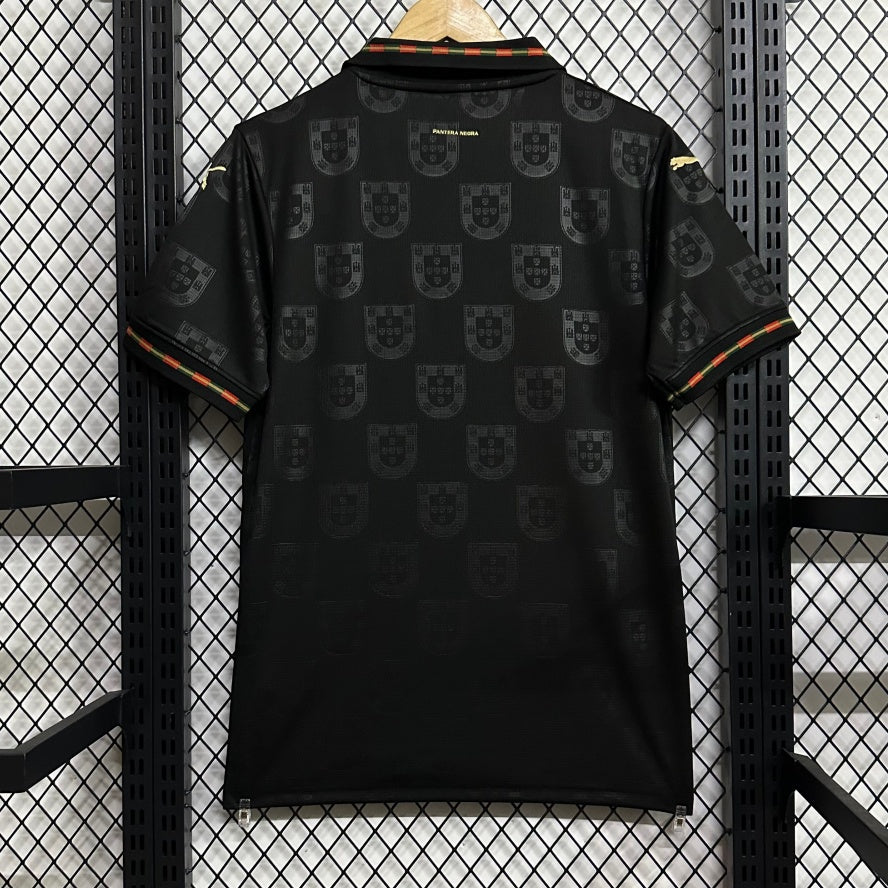 a39c5ba8037aa8b00074d0ec195593d3.jpg Portugal 2025/26 Black Edition Voetbalshirt