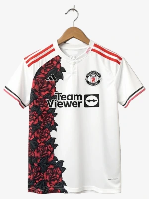 maillot-concept-manchester-united-edition-rose-2025-2026 studio v12 Concept Voetbalshirt Manchester United Roze Editie 2025-2026