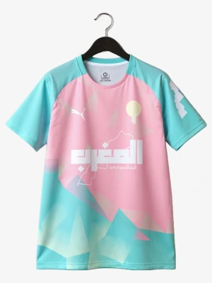 maillot-concept-maroc-edition-rose-bleu-2025-2026 studio v12 Voetbalshirt Concept Marokko Editie Roze Blauw 2025-2026