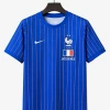 maillot-france-2026-edition-speciale-jacquemus-bleu studio v12 Voetbalshirt Frankrijk 2026 Speciale Editie Jacquemus Blauw