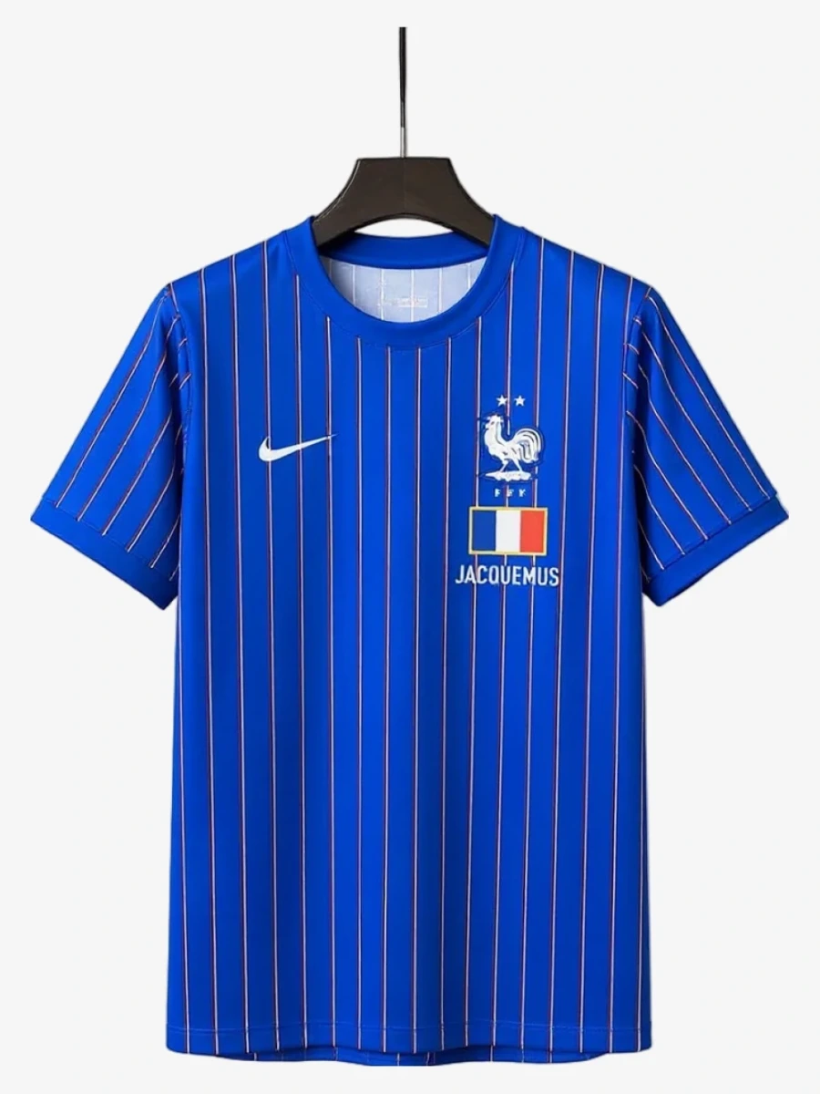 maillot-france-2026-edition-speciale-jacquemus-bleu studio v12 Voetbalshirt Frankrijk 2026 Speciale Editie Jacquemus Blauw