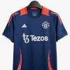 maillot-manchester-united-pre-match-2025-2026 studio v12 Manchester United Voorwedstrijdshirt 2025-2026