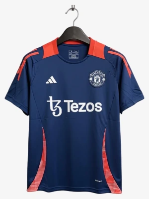maillot-manchester-united-pre-match-2025-2026 studio v12 Manchester United Voorwedstrijdshirt 2025-2026