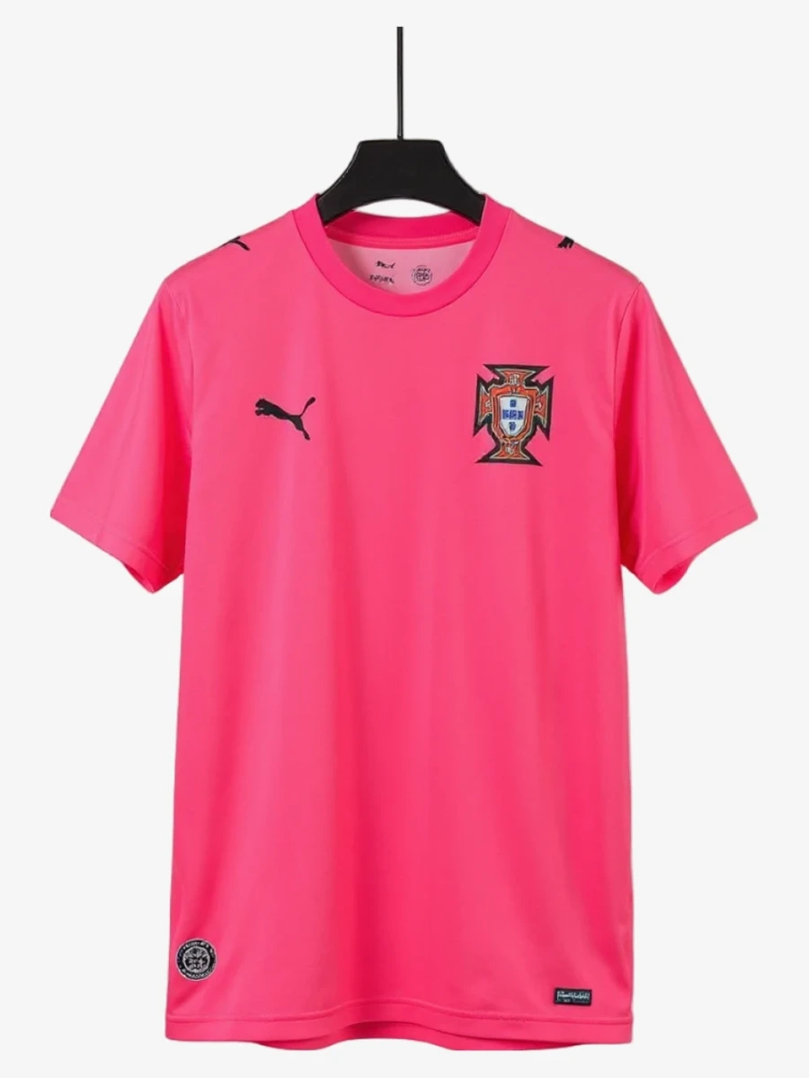 maillot-portugal-2025-2026-rose-special-edition studio v12 Voetbalshirt Portugal 2025-2026 Roze Special Edition