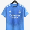 maillot-real-madrid-avant-match-edition-blue-2025-2026 studio v12 Voetbalshirt Real Madrid Voorwedstrijd Editie Blauw 2025-2026